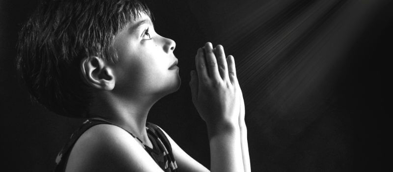 cristais para crianças rezando